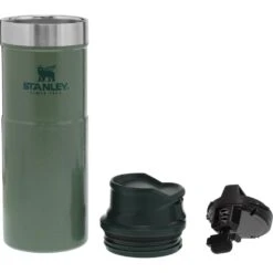Stanley The Trigger-Action Travel Mug 0.47L Groen -Kampeerwereld 73120 stanley the trigger action travel mug 047l hammertone green