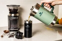 Stanley The Stay-Hot French Press 1.4L Groen -Kampeerwereld 97145 stanley the stay hot french press 1.4l groen